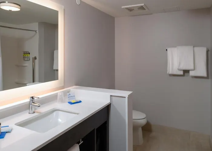 Express & - Downtown - Arts District By Ihg Hotel 3*